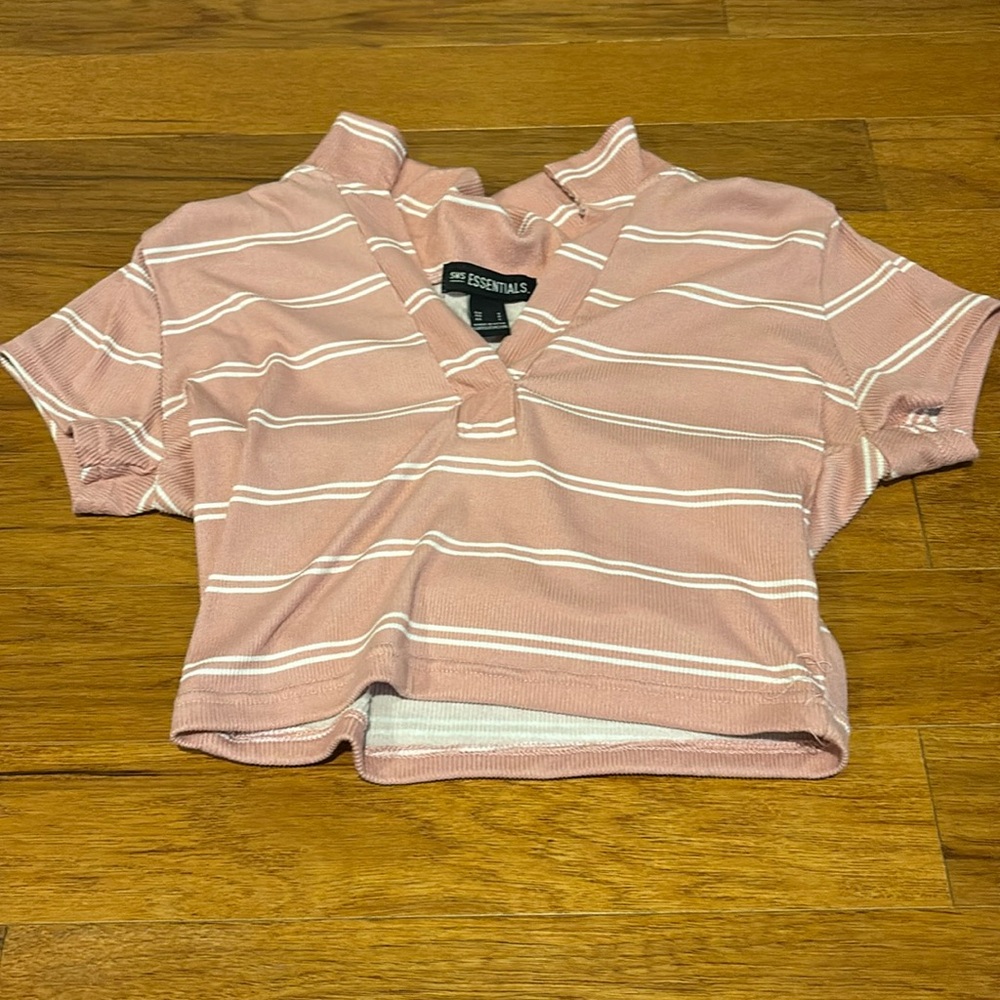 Collared V-Neck Crop Tee
